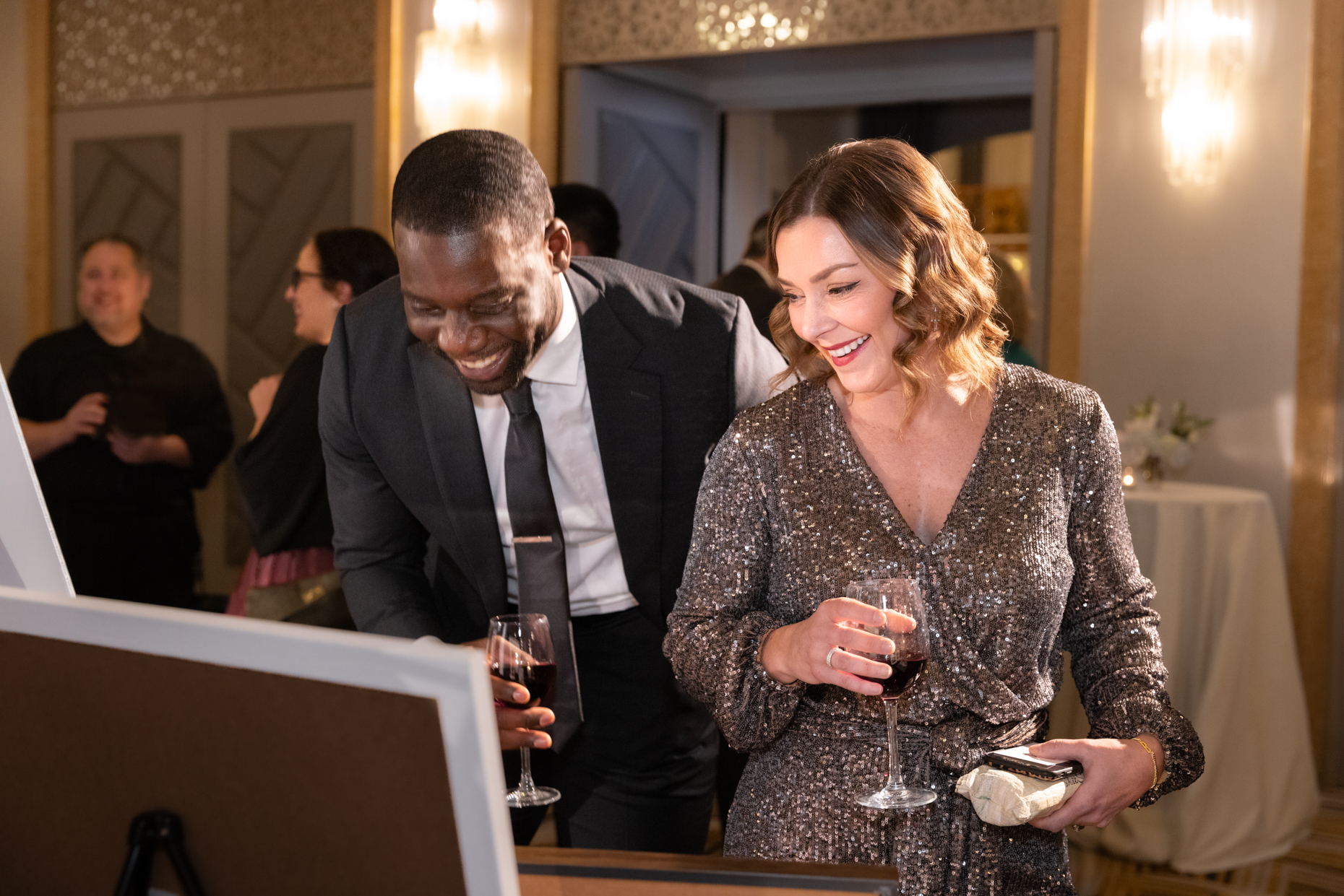 37-kelsey-floyd-bay-area-gala-photographer-guests-laughing-art-auction-fundraiser