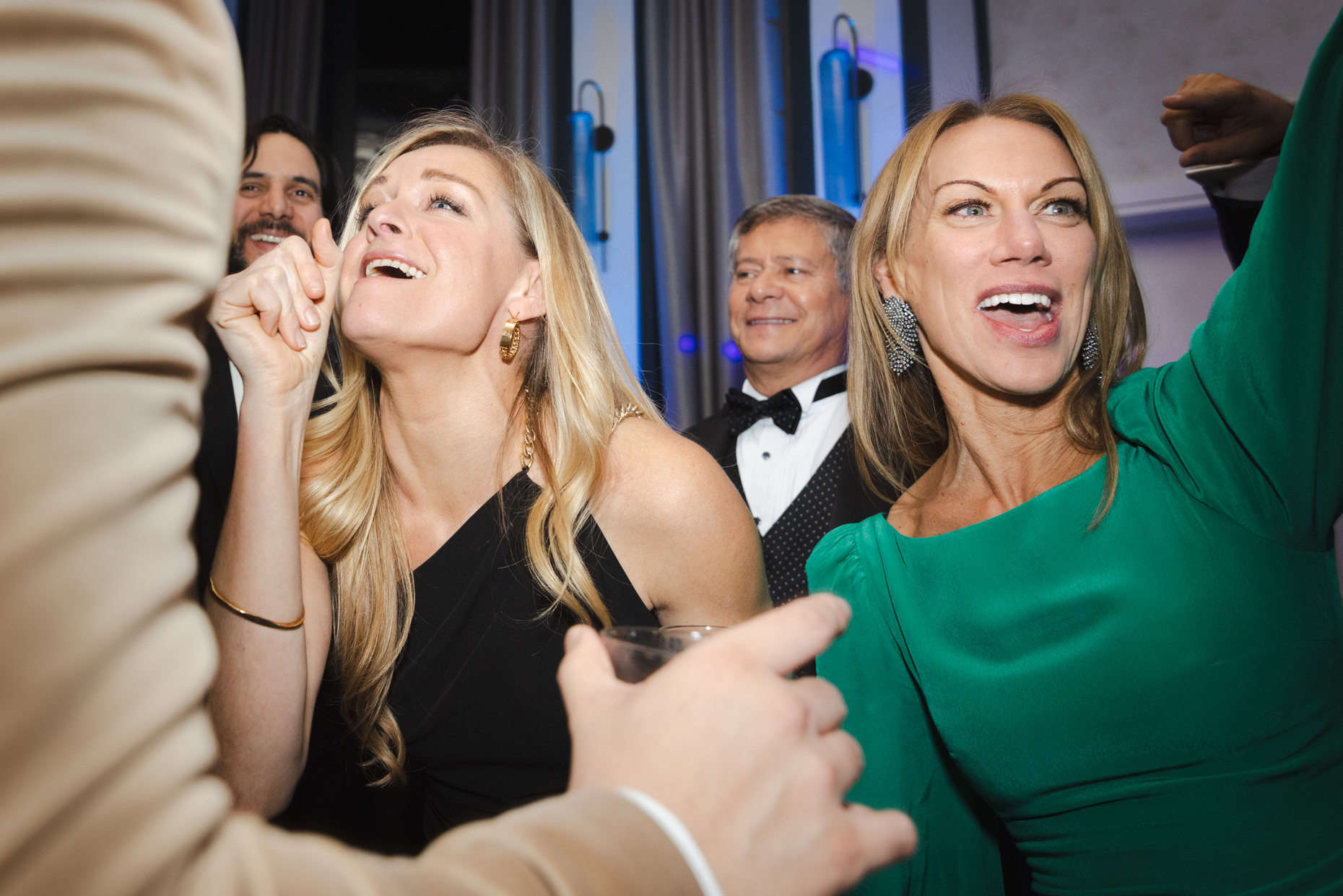 40-kelsey-floyd-san-francisco-gala-photography-energetic-dancing-guests