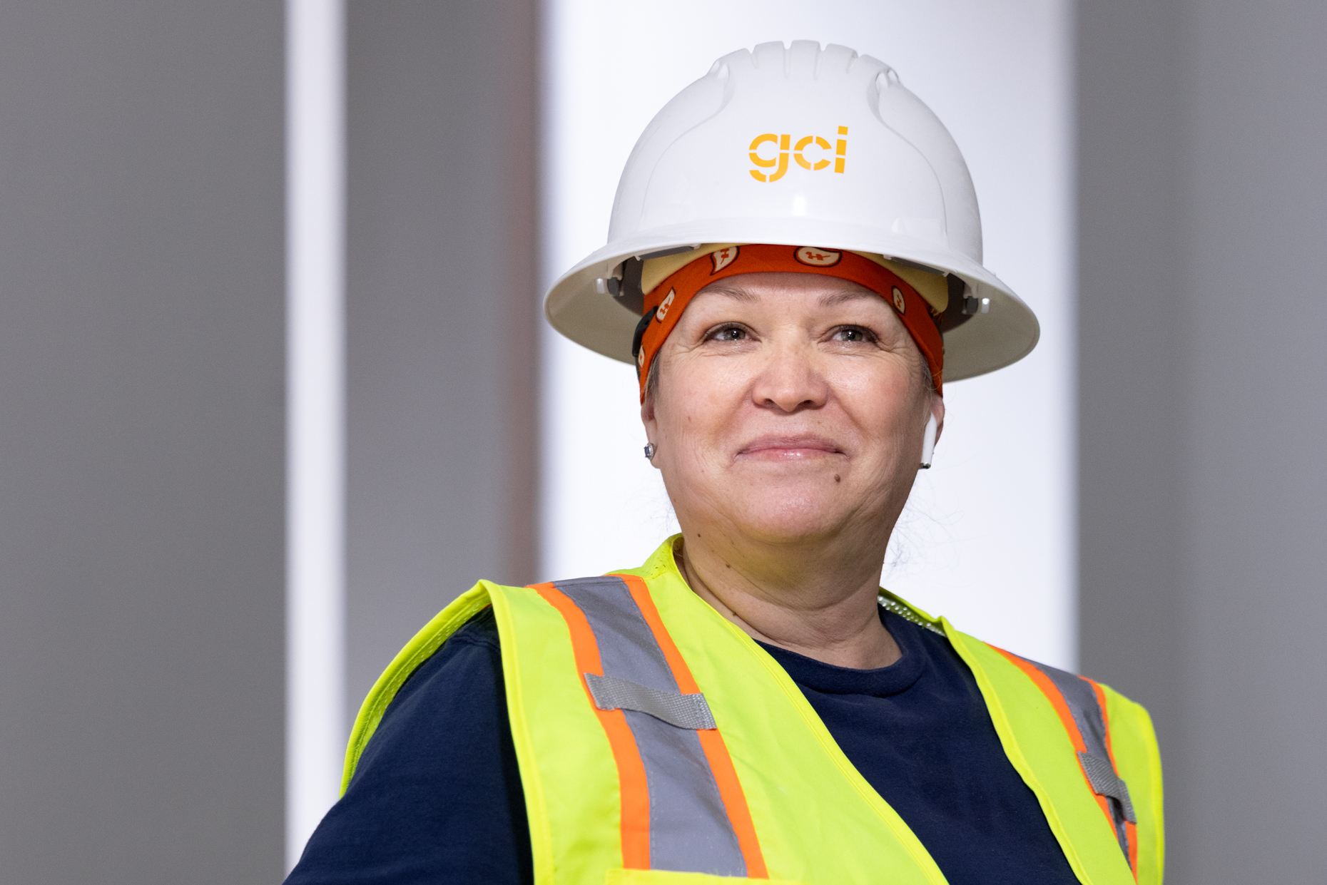53-kelsey-floyd-gci-general-contractors-women-in-construction-hardhat-portrait