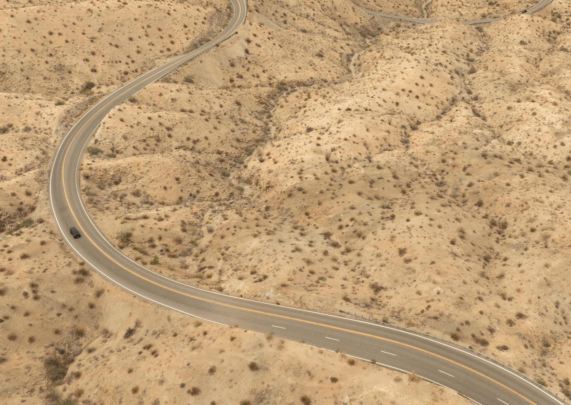 64-kelsey-floyd-california-winding-desert-highway-aerial-view-drone-photographer